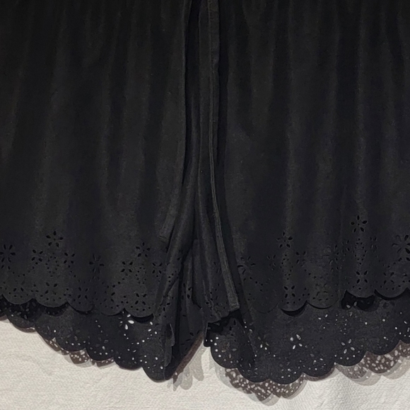 Garage all solid black 100% polyester embroidery trim hem shorts size small - Picture 4 of 6